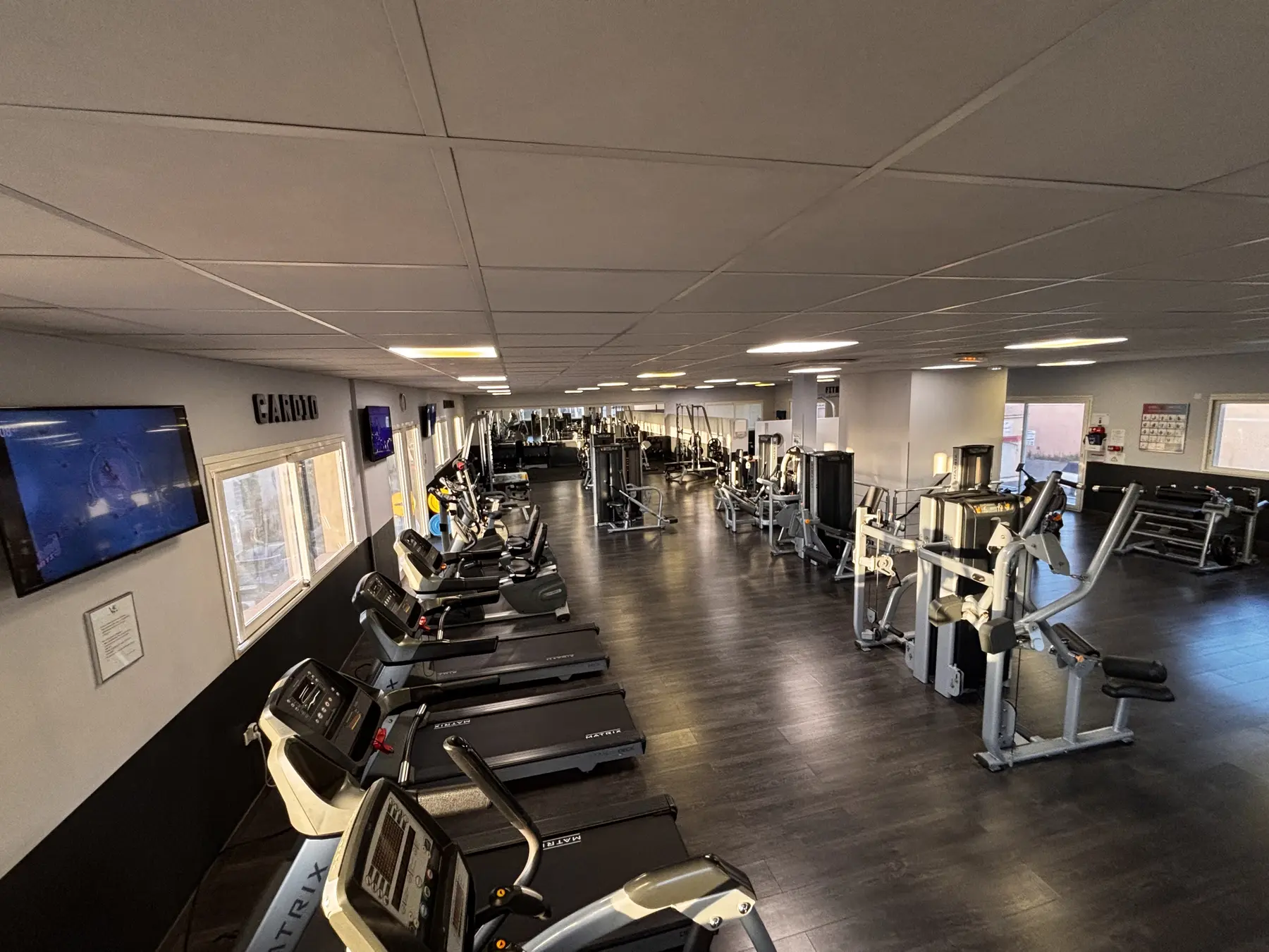 Vue panoramique de la salle SP Fitness avec les espaces cardio et musculation