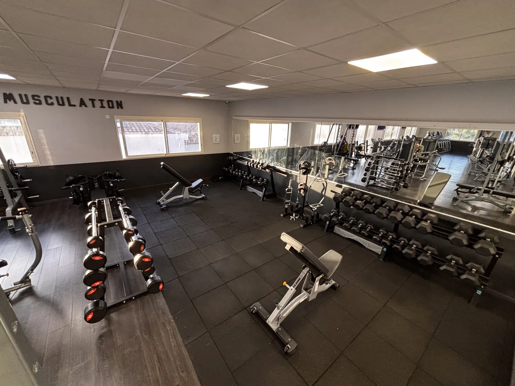 Bancs et rangées d’haltères dans l’espace musculation