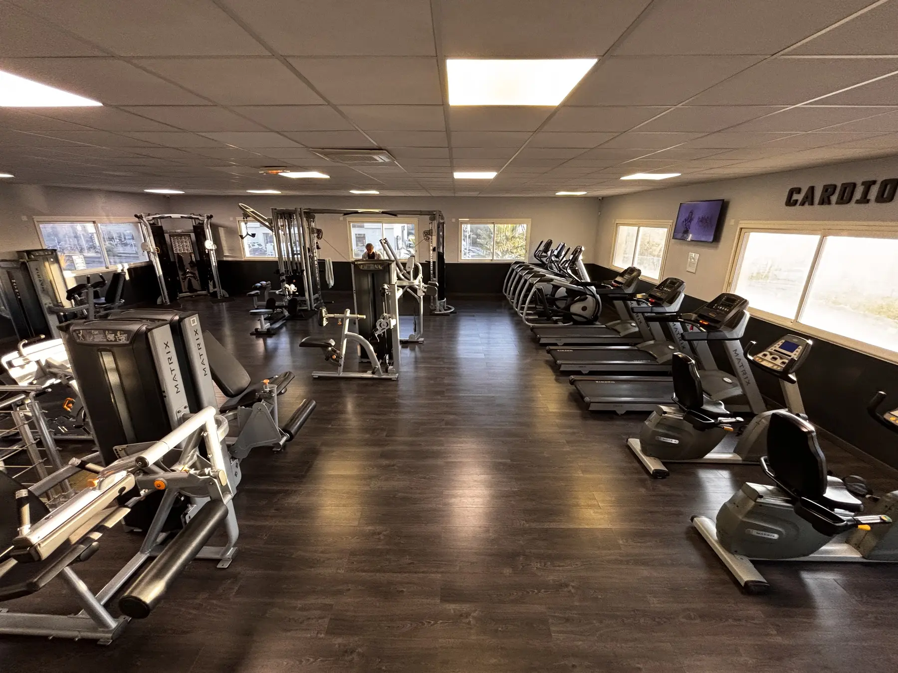 Allée centrale entre les espaces cardio et musculation