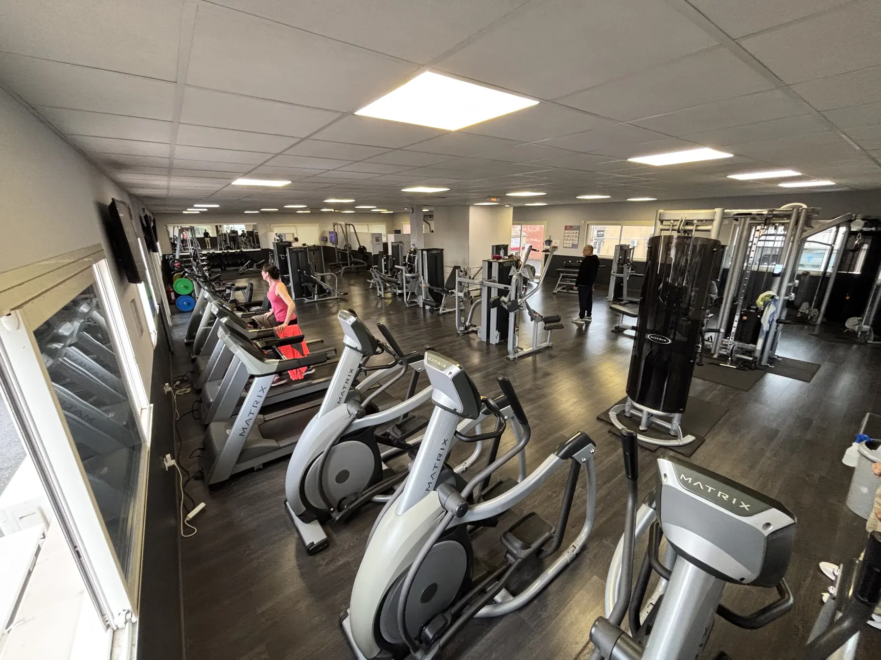 Vue sur les vélos elliptiques et les machines du plateau