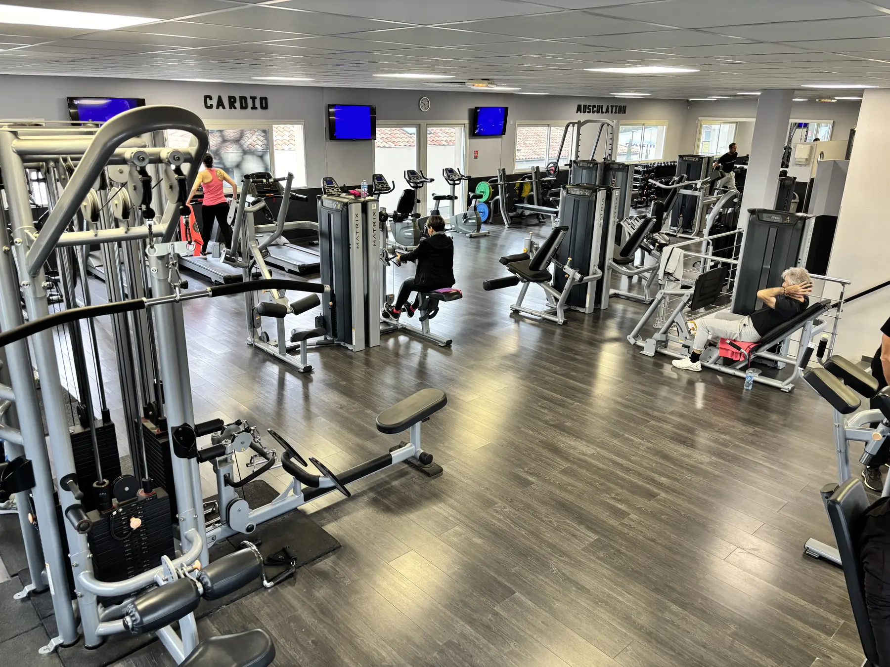 Vue générale des machines de musculation du club