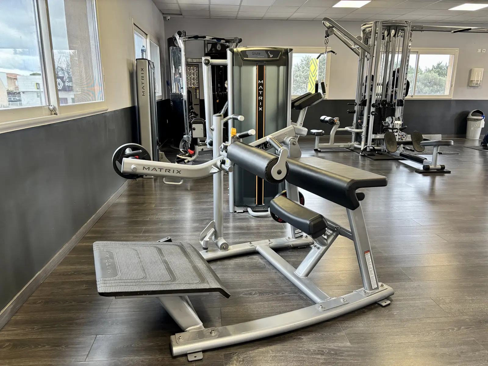 Machine de musculation au premier plan dans une zone lumineuse
